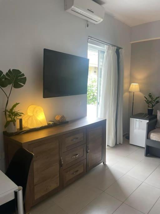 Studio In The Center, 2 Mins From The Beach Лоутраки Экстерьер фото