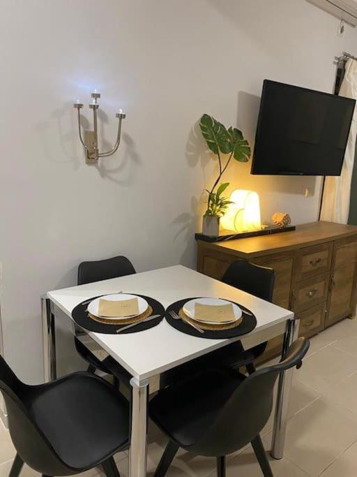 Studio In The Center, 2 Mins From The Beach Лоутраки Экстерьер фото